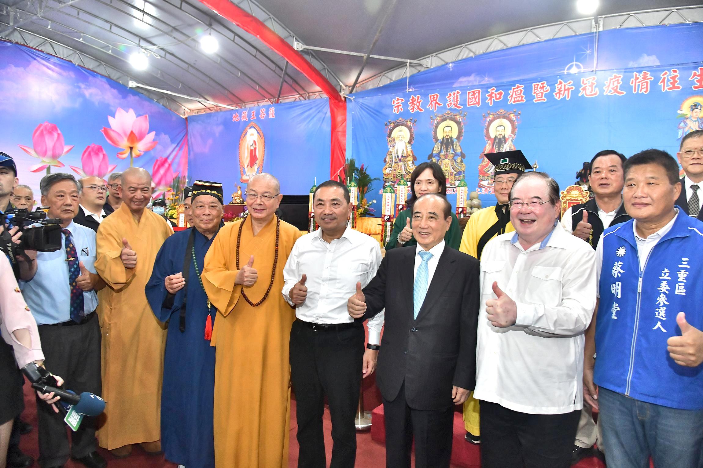 03.+新北市長侯友宜與前立法院長王金平一同上香祈福
