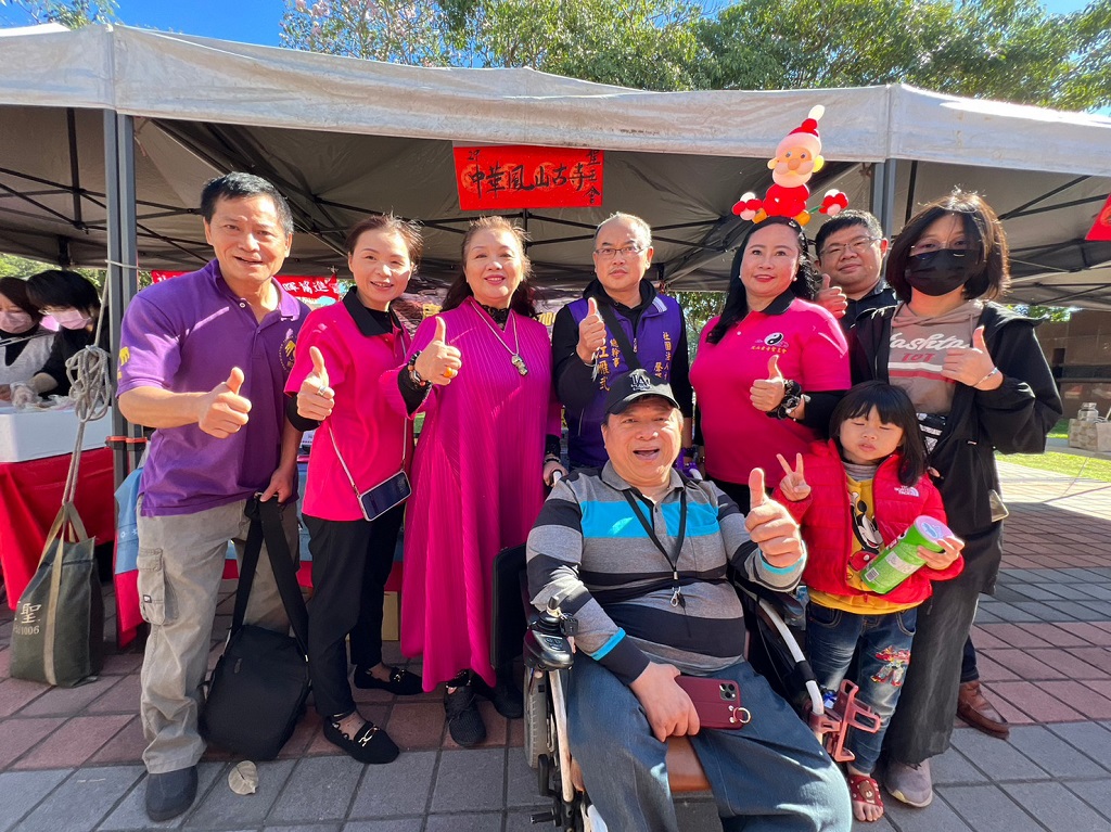 ▲中華鳳山古寺聖王會總會長沈秀穎(左3)仍堅持每月身施一善率領聖王會積極參與公益義賣。(圖/記者澄石翻攝)