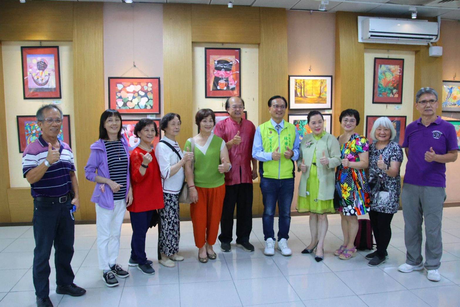 彰化市長林世賢(右五)指導老師林進華(右六)及多位展出的長青藝術家。(圖/記者陳家茵翻攝)