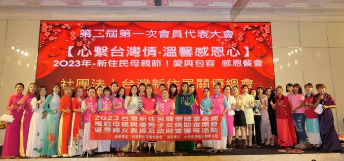 ▲112年度溫馨母親節活動圓滿成功閉幕，主辦單位全體工作暨表演人員大合照。 (圖/記者澄石翻攝) 