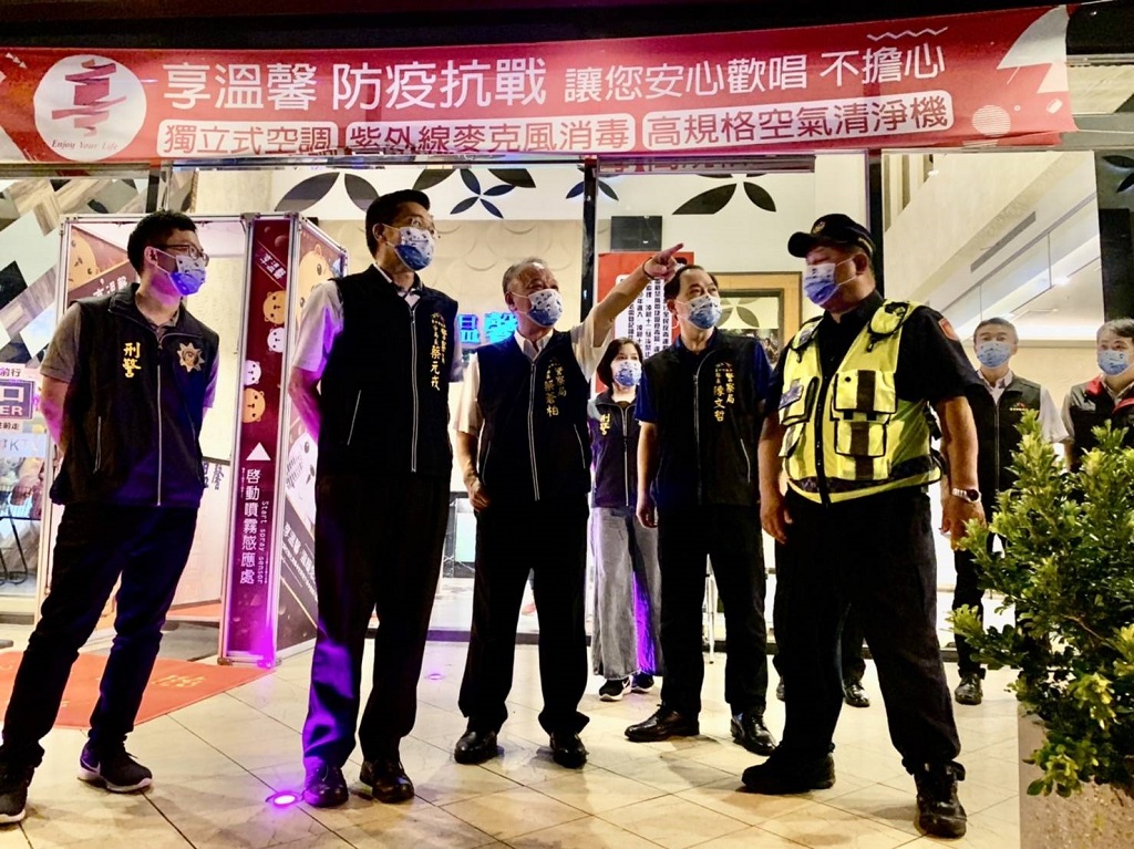 ▲中市警局局長蔡蒼柏日前親自率隊，前往西屯區KTV等易衍生青少年偏差行為之營業場所進行「青春專案」宣導。（圖/記者澄石翻攝）