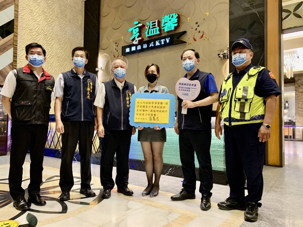 ▲中市警局局長蔡蒼柏日前親自率隊,前往西屯區KTV等易衍生青少年偏差行為之營業場所進行「青春專案」宣導。(圖/記者澄石翻攝)