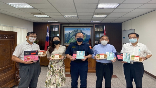 ▲前大臺中警察之友會第四辦事處主任廖學從(右二)攜帶禮物, 於贈送全體員警,從由分局長許明耀(中)代為接受。 (圖/記者謝福祐翻攝)