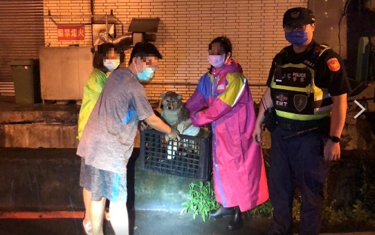 ▲大里分駐所濕身救援毛小孩的陳子健、簡永鎧員警。 (圖/照生新聞 謝福祐翻攝)