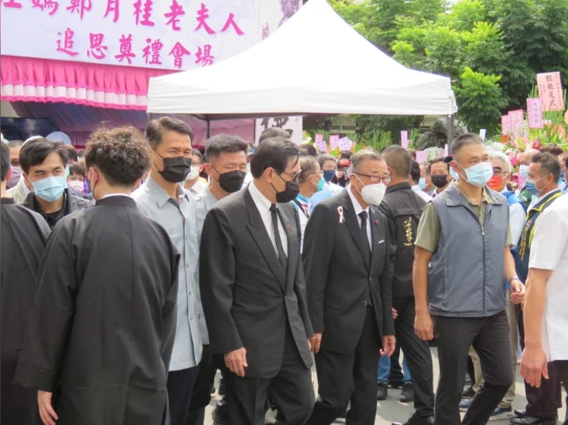 圖片說明:安倍效應! 國民黨前主席、立委江啟臣母出殯,前總統馬英九(中)被大批維安人員圍繞。(圖/記者謝榮浤翻攝)