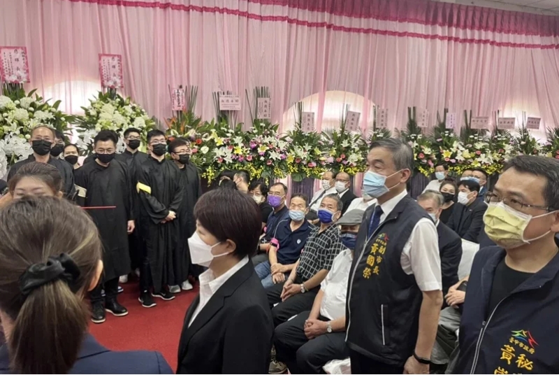 圖片說明：盧秀燕率副市長黃國榮等官員到場祭拜。(圖/記者謝榮浤翻攝)