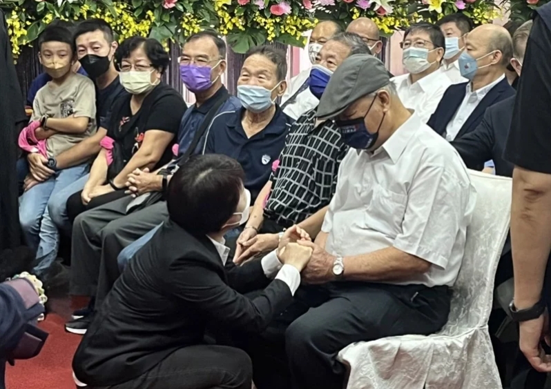 圖片說明:盧秀燕率副市長黃國榮等官員到場祭拜,行禮後除了向江的家屬擁抱致意,還一度蹲下來手握家屬雙手慰問。(圖/記者謝榮浤翻攝)