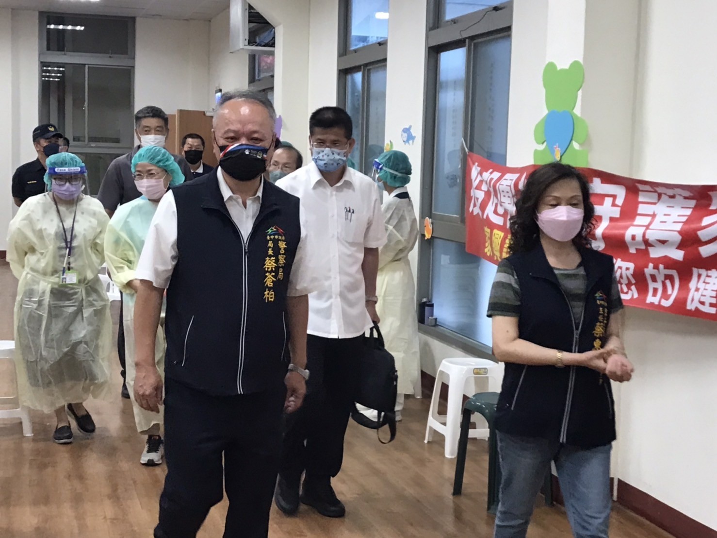▲ 現場指揮官潭子戶政事務所主任蔡惠祝親自陪同蔡局長介紹快打站動線規劃及環境。(圖/記者謝榮浤翻攝)