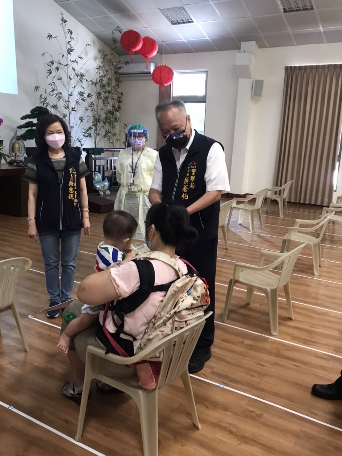 ▲ 警察局蔡局長除慰勉快打站各編組人員,疫情期間堅守崗位,並慰問市民母子舒緩小小孩打針之恐懼。(圖/記者謝榮浤翻攝)