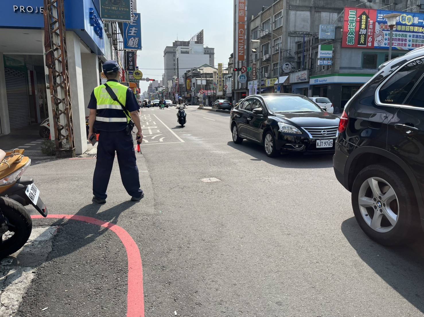 中市警推動「路口不停讓行人大執法專案」，取締成效全國第二。（圖/記者澄石翻攝）