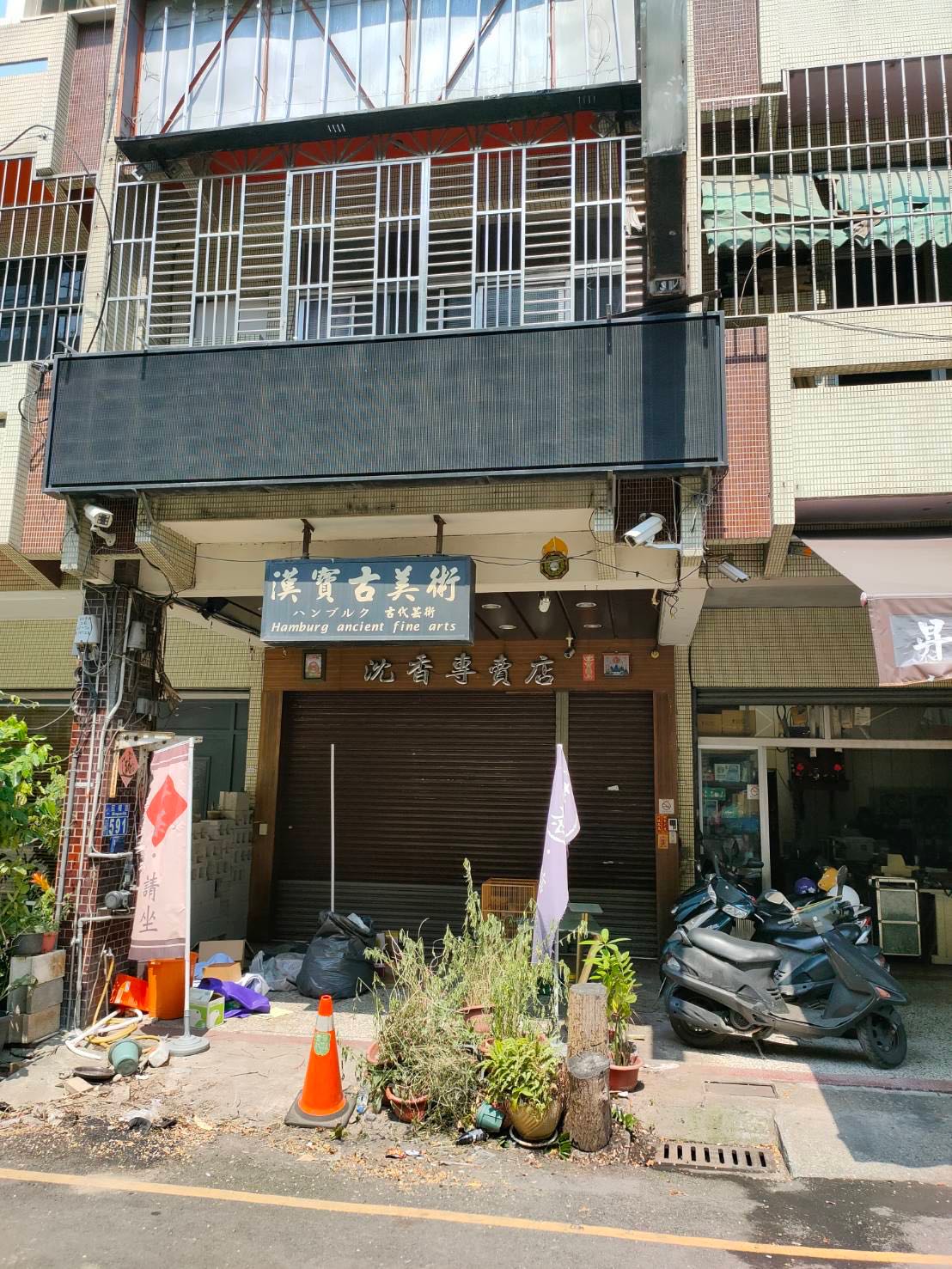 圖片說明:該公司地址人去樓空鐵門深鎖,撥打該公司聯絡電話均為關機狀態。(圖/記者謝福祐翻攝)