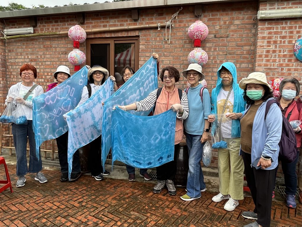 1、三芝區「一桐旅行趣」民眾一同體驗藍染