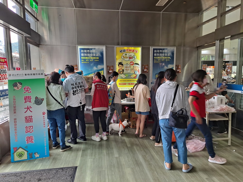 1新北動保處於11月11日於新店家樂福及12日於疏洪蘆堤公園五方福德宮附近舉辦愛心認養會