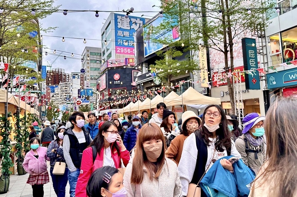 1連續7個週末在府中重慶路行人徒步區辦理不同主題的假日市集，已創造超過215萬業績，不僅有效推廣了本市優質產品，更活絡在地商業發展。