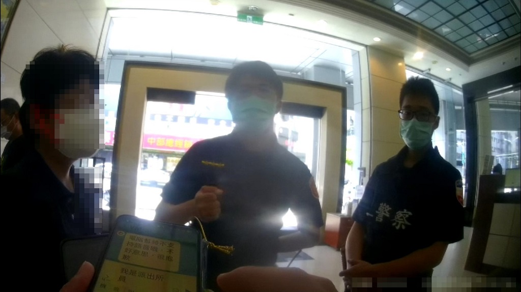 ▲台中蔡姓婦人因受詐騙集團假冒之銀行(VMISL) 以投資名義蠱惑，欲匯款新台幣60萬元，文正派出所到場勸阻，使其打消匯款念頭成功阻詐。（圖/記者澄石翻攝）