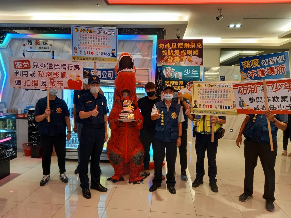▲彰化警察分局昨（9）日於彰化民生路知名KTV實施青春專案宣導，展示暑假期間保護青少年安全之決心。（圖/記者澄石翻攝）