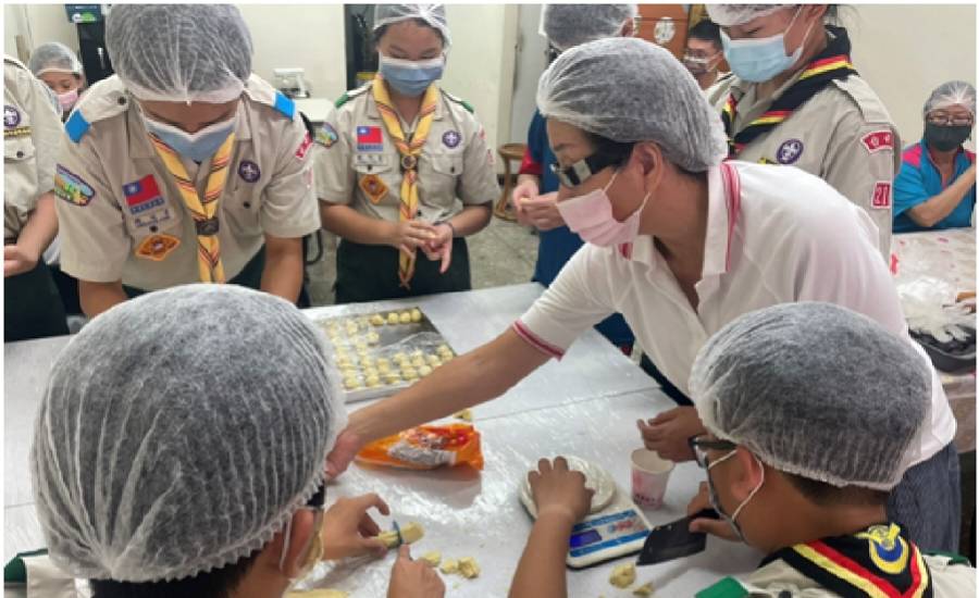 ▲臺中市立北新國中童軍團參與由臺中北區賴厝里辦公室.賴厝社區發展協會.主辦之「賴厝中秋銀髮族DIY養生月餅烘培活動」活動,讓全民一起來學習製作月餅,烘培余明秀老師 (右1)指導學生製作月餅(圖/北新國中童軍團提供)