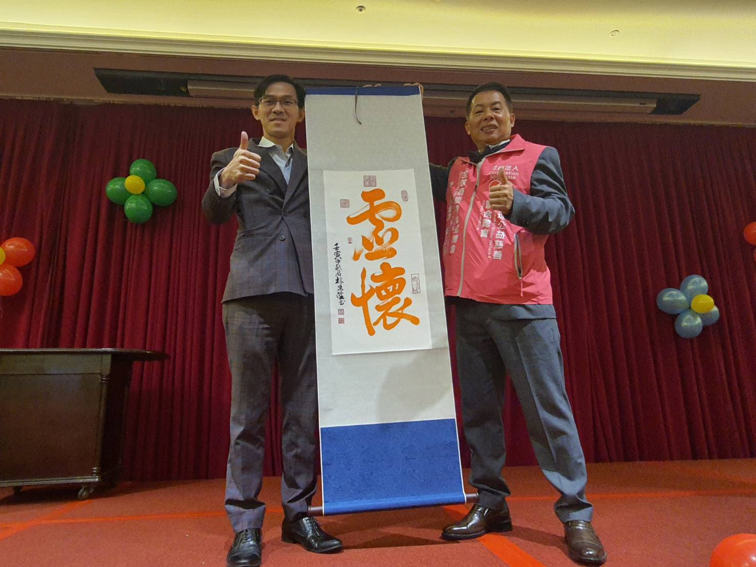 ▲「中華霧峰林家宮保第國藝術中心」首位在國際書法大賽中榮獲金奬的書法家林品陞贈予墨寶字畫祝賀。(圖/全球商聯會全球總會提供)