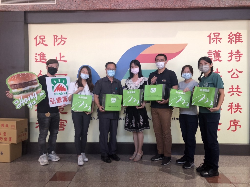 圖片說明：弘爺漢堡行銷企劃部經理陳守盛捐贈禮品給臺中市政府警察局第四分局「青春專案」抽獎活活動禮品後合影。(記者林㤈輝翻攝)