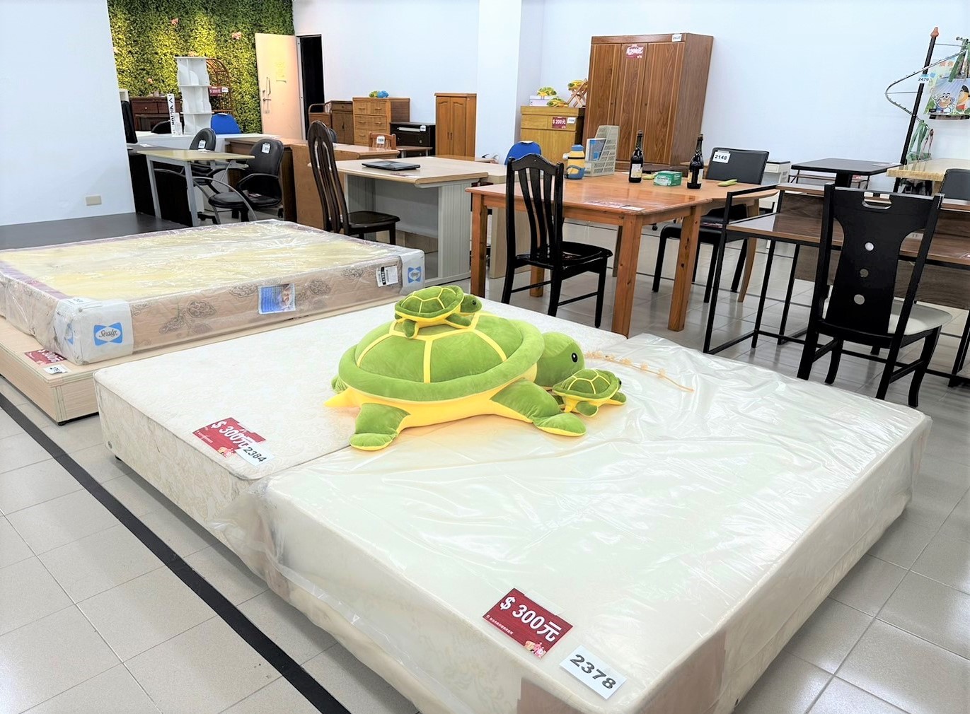 2.新北再生家具展售中心二手好物價格多在新臺幣300元以內