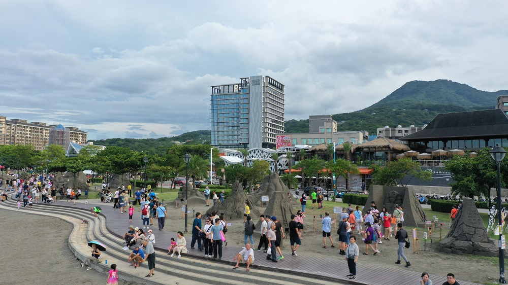 2.沙雕與海景為八里左岸吸引不少遊客