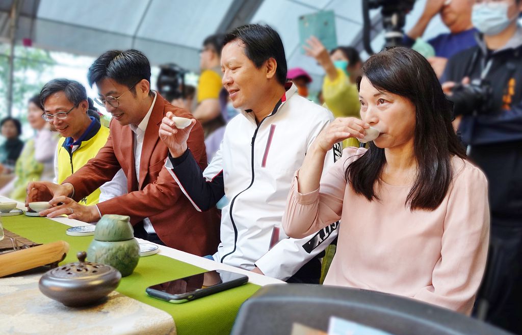 2023新北市客家桐花祭 藝桐幸福共好以茶敬山(右2為新北市副市長朱惕之、左2為客家委員會