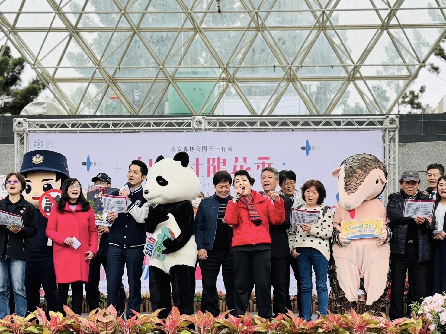 2024台北杜鵑花季開幕記者會聲樂家簡文秀與貴賓大合唱「甜蜜蜜」