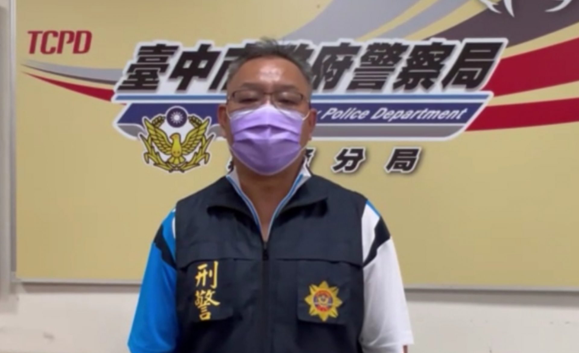 ▲霧峰分局說明此次專案，員警破獲職業賭場並查獲亡命通緝犯，彰顯警方強勢執法決心。(記者謝榮浤翻攝)