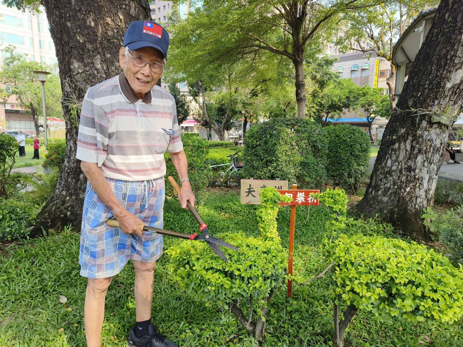 地方耆老幫忙修剪木(劉興峰翻攝)
