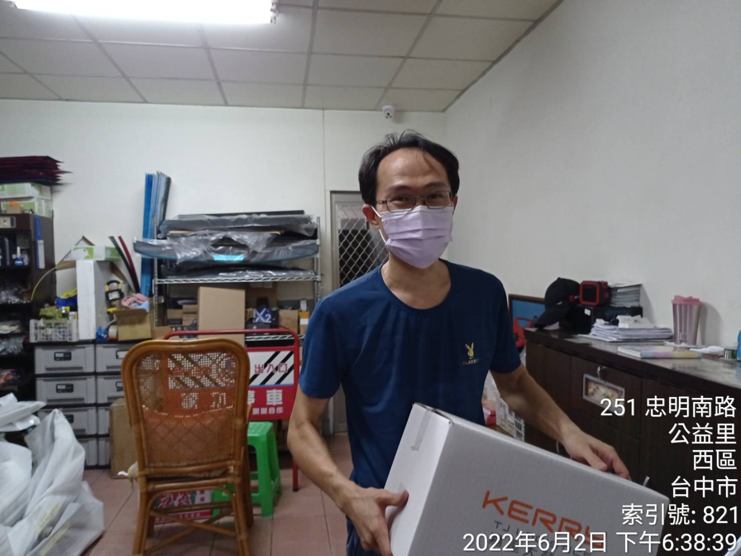 圖片說明 : 照片中人物非確診者,由其家人代表領取。 (記者福祐翻攝)