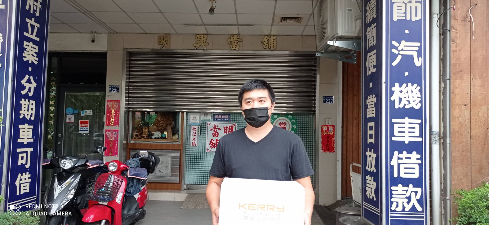 圖片說明 : 照片中人物非確診者,由其家人代表領取。 (記者福祐翻攝)