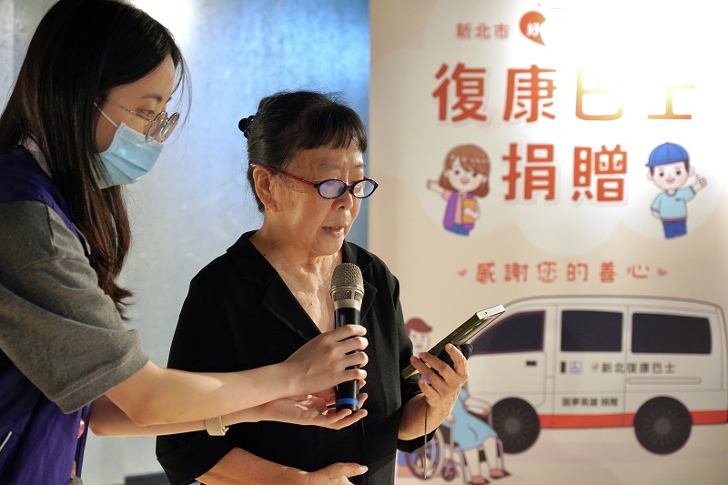 2王念慈說著崔小萍老師精彩的人生經歷，身為學生的他們也一一完成了老師的心願，將遺產用於公益。