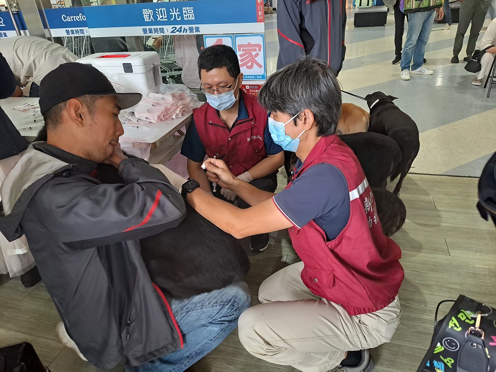 2現場提供狂犬病疫苗注射、寵物晶片植入