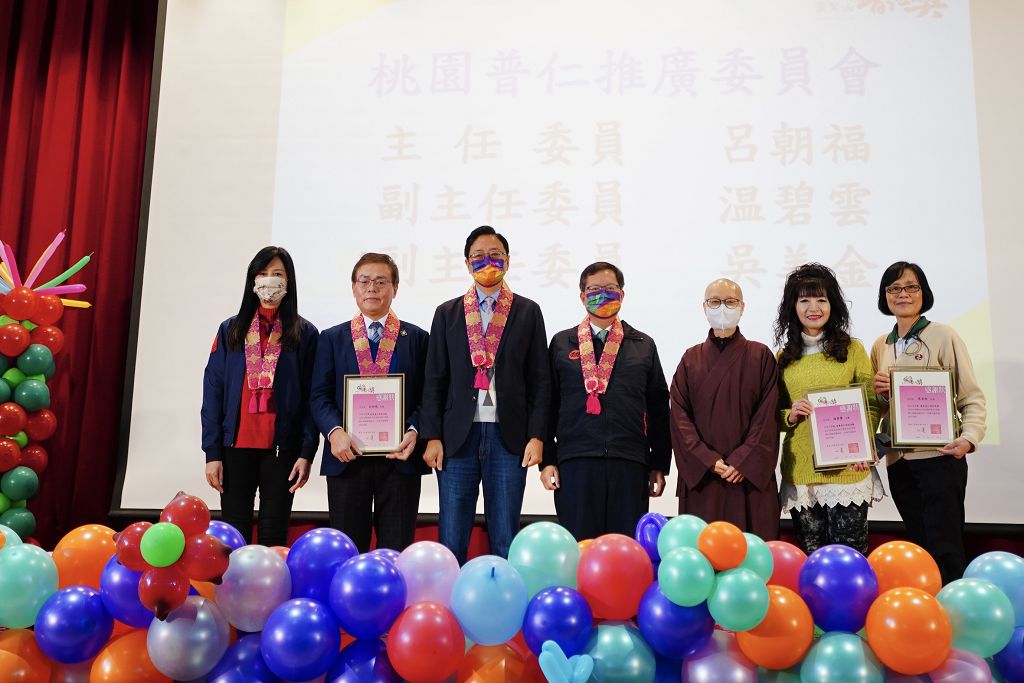 2與兩任市長合影