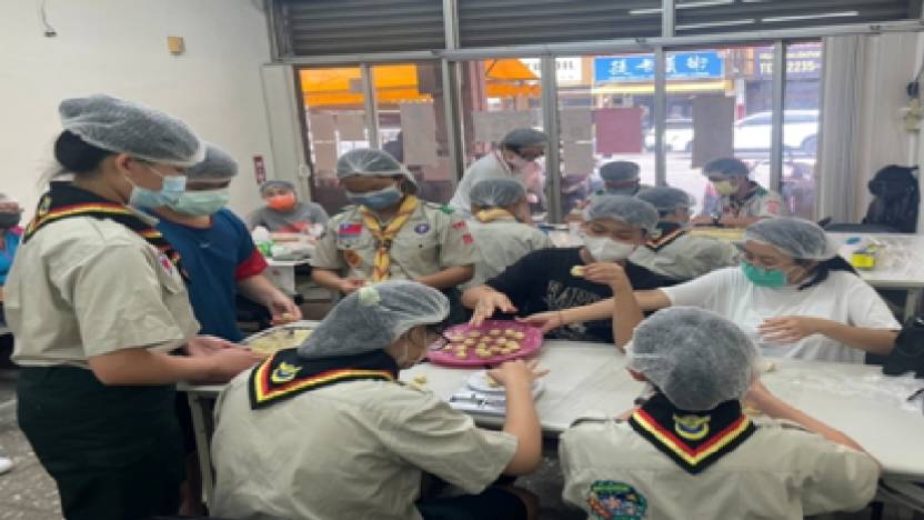 ▲臺中市立北新國中童軍團參與由臺中北區賴厝里辦公室.賴厝社區發展協會主辦之「賴厝中秋銀髮族DIY養生月餅烘培活動」活動,讓全民一起來學習製作月餅,此為活動片段。(圖/北新國中童軍團提供)