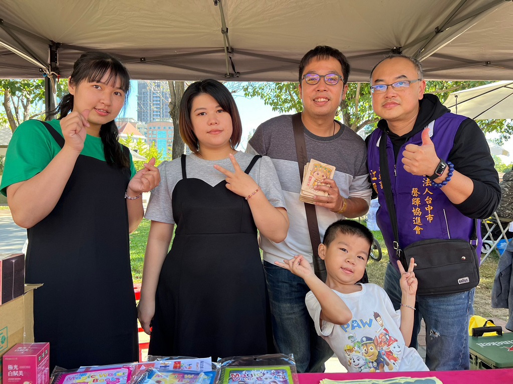 ▲來自彰化尤先生(右2)率領全家積極參與公益義賣。(圖/記者澄石翻攝)