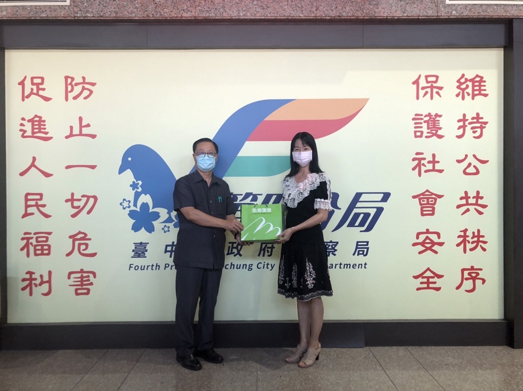 圖片說明：弘爺漢堡行銷企劃部經理陳守盛捐贈禮品給臺中市政府警察局第四分局「青春專案」抽獎活活動禮品後合影。(記者林㤈輝翻攝) 