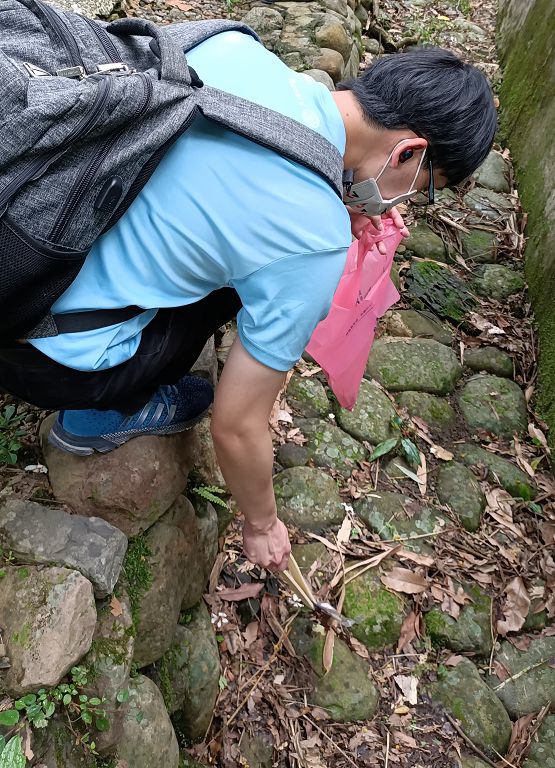 3.團員深入水溝撿拾糖果紙屑