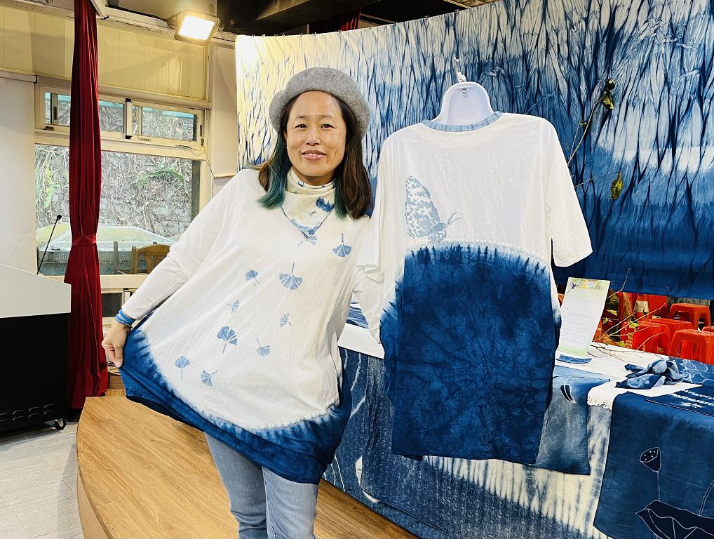 3.學員展示藍染作品「杏福花苞衣」
