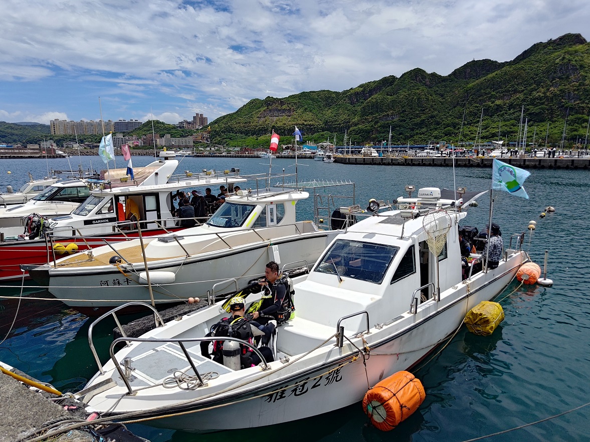 3.潛海戰將搭上新北藍海艦隊船隻準備啟航