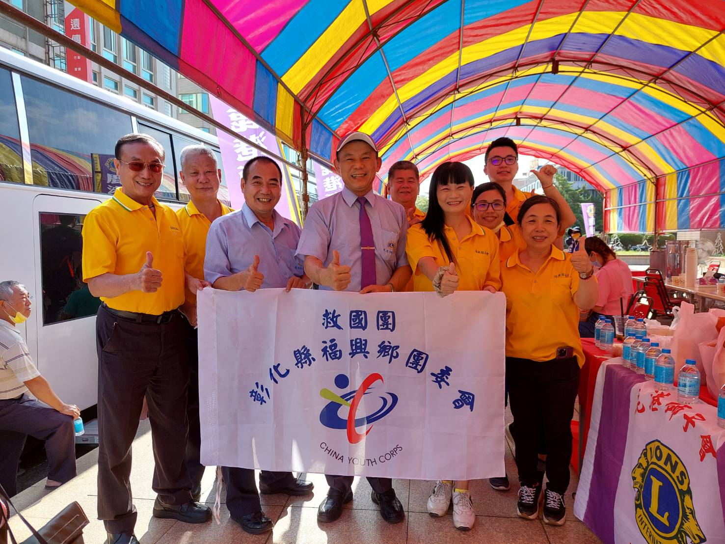 ▲鹿港獅子暨彰化福興團委會長陳裕隆(左4)與重要貴賓合影。(圖/鹿港獅子會)