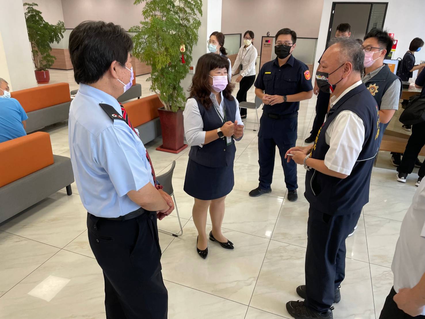 ▲臺中市政府警察局長蔡蒼柏為鼓勵「警銀聯防阻詐」,特別於日前至西屯區4間大額阻詐成功銀行頒發感謝狀,感謝銀行為警民合作做出最佳示範。(記者澄石翻攝)