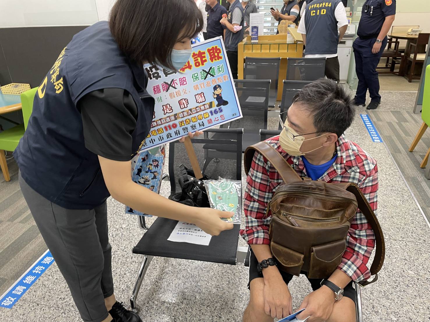 ▲臺中市政府警察局長蔡蒼柏為鼓勵「警銀聯防阻詐」,特別於日前至西屯區4間大額阻詐成功銀行頒發感謝狀,感謝銀行為警民合作做出最佳示範。(記者澄石翻攝)