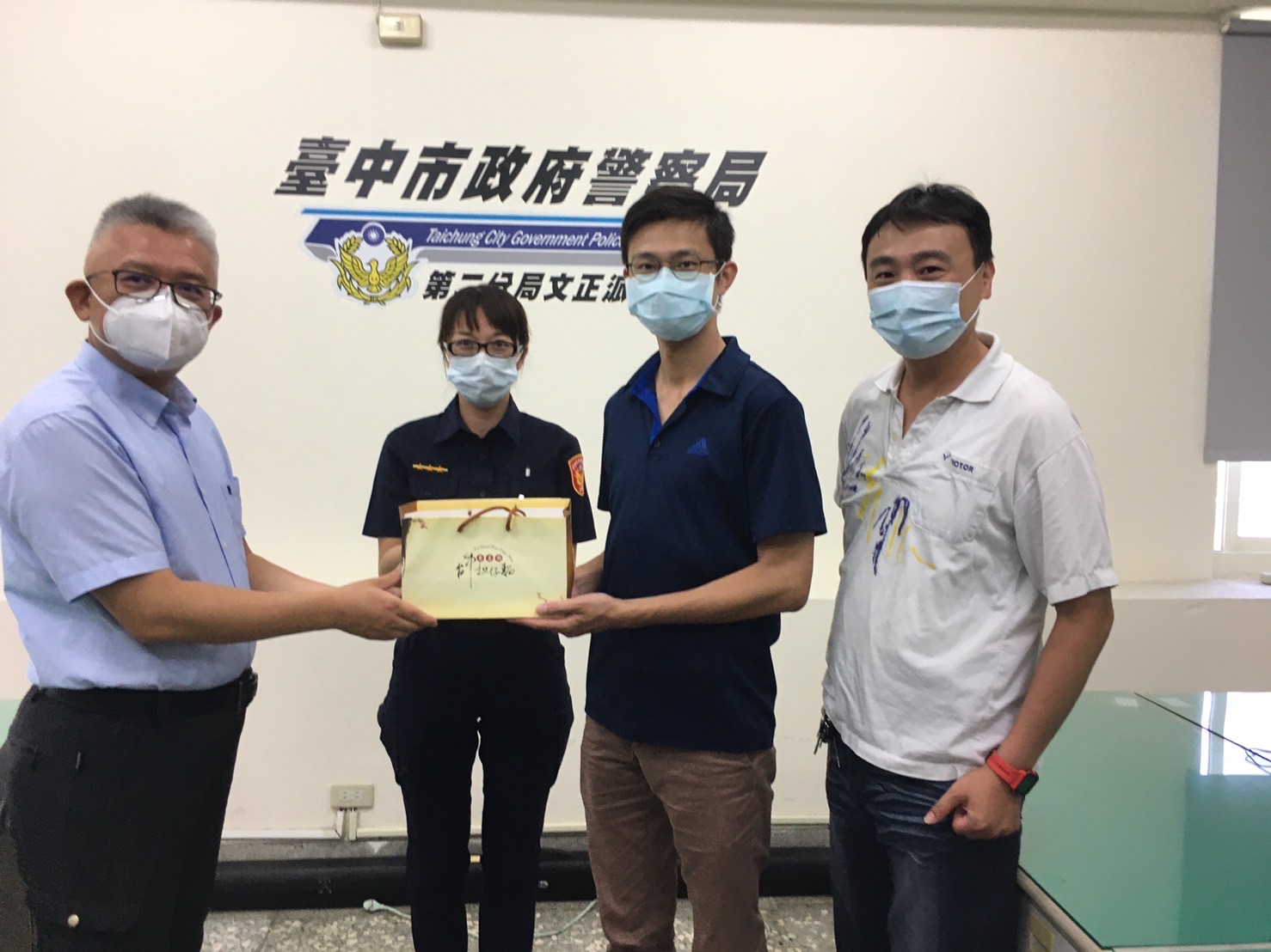▲第二分局副分局長黃有富代表頒贈美味肉粽慰勞文正派出所員警,由所長李健瑋代表接受。 (圖/臺中市警察局第二分局文正派出所提供)