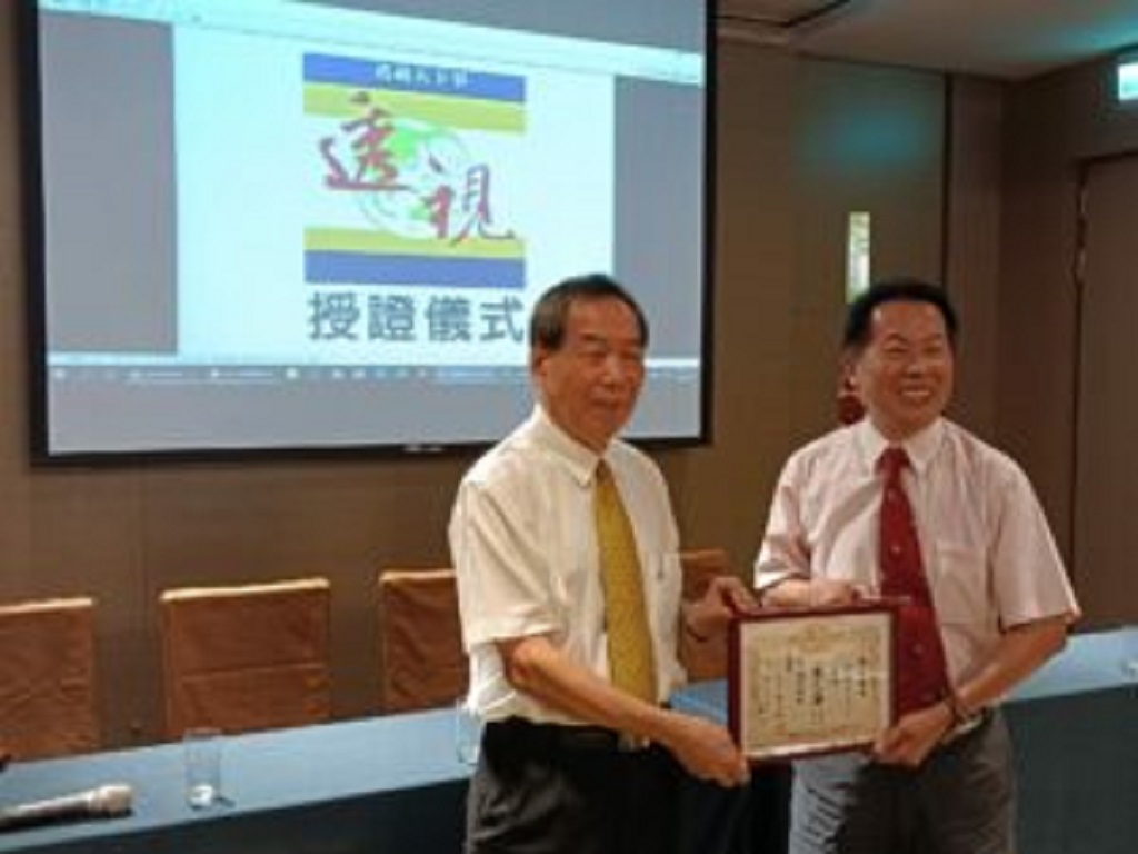 ▲透視全球報導雜誌總社長陳子堅頒贈台中分社長廖巳驊聘書。(圖/記者澄石翻攝)