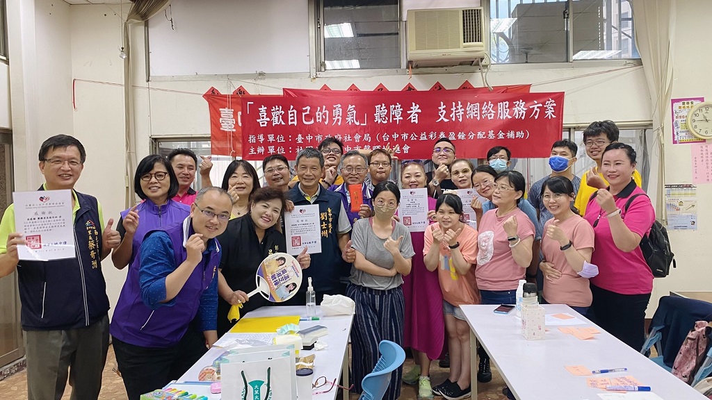 ▲中華鳳山古寺聖王會蒞臨中市聲暉舉行「關懷弱勢團體暨社福金捐贈活動」場面溫馨隆重。(記者林㤈輝翻攝)
