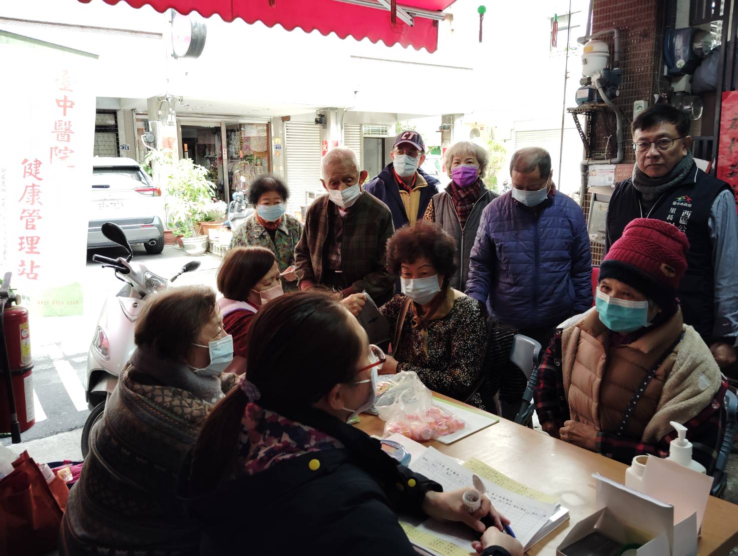 公益里劉興峰里長向現場民眾宣導中台灣燈會(圖/劉興峰攝)