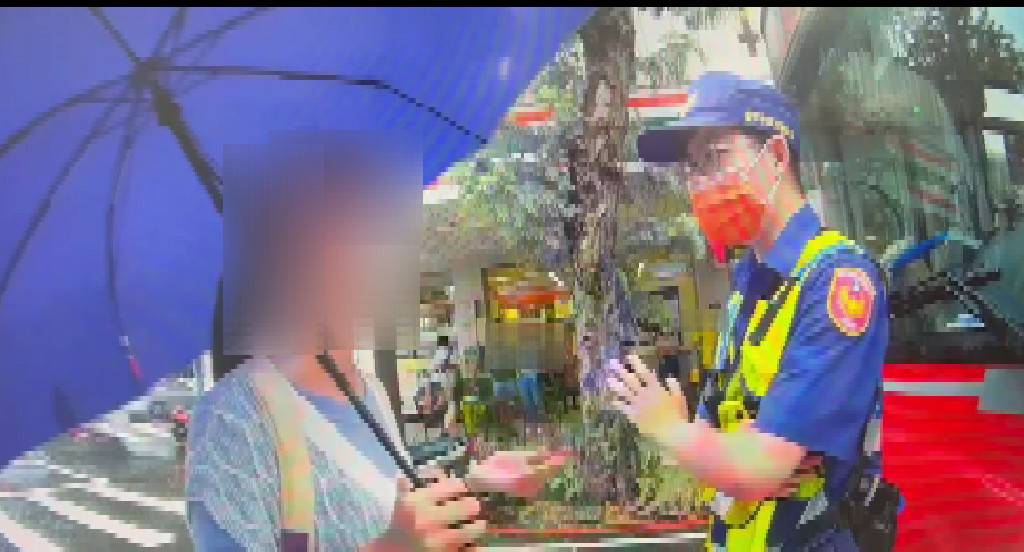 ▲警員黃天麟現場安撫陳民並溝通協調,隨後陳民自行至路旁休息。(圖/記者謝福祐翻攝)