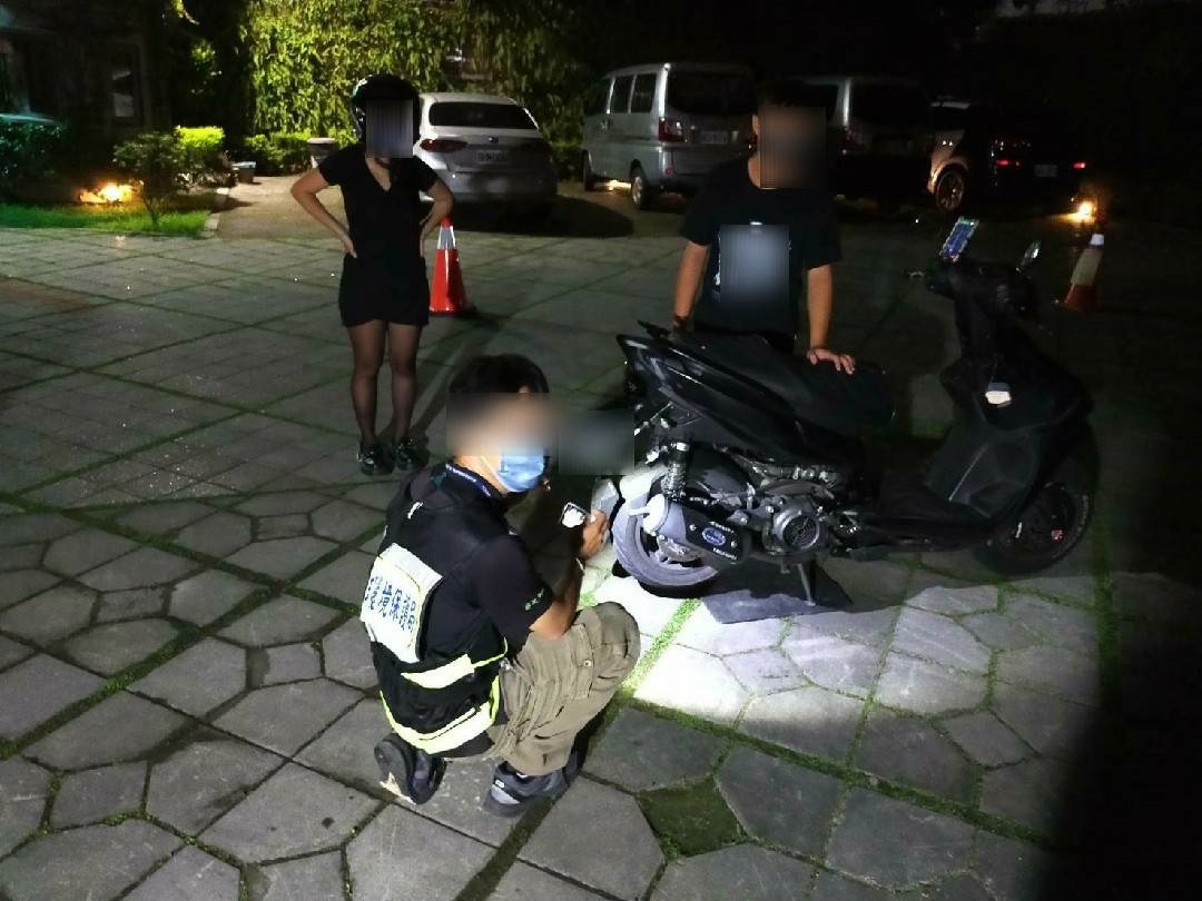 ▲中警第一分局為維護交通安全秩序及居民深夜安寧，日前警力特別結合環保局、監理站，聯手共同於噪音改裝車易出沒路段執行聯合稽查作業。（圖/記者澄石翻攝）
