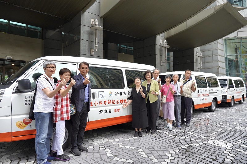 3新北市政府秘書長邱敬斌(左三)、社會局長李美珍(右五)代表受贈，並與王念慈女士及親友於復康巴士前合影。